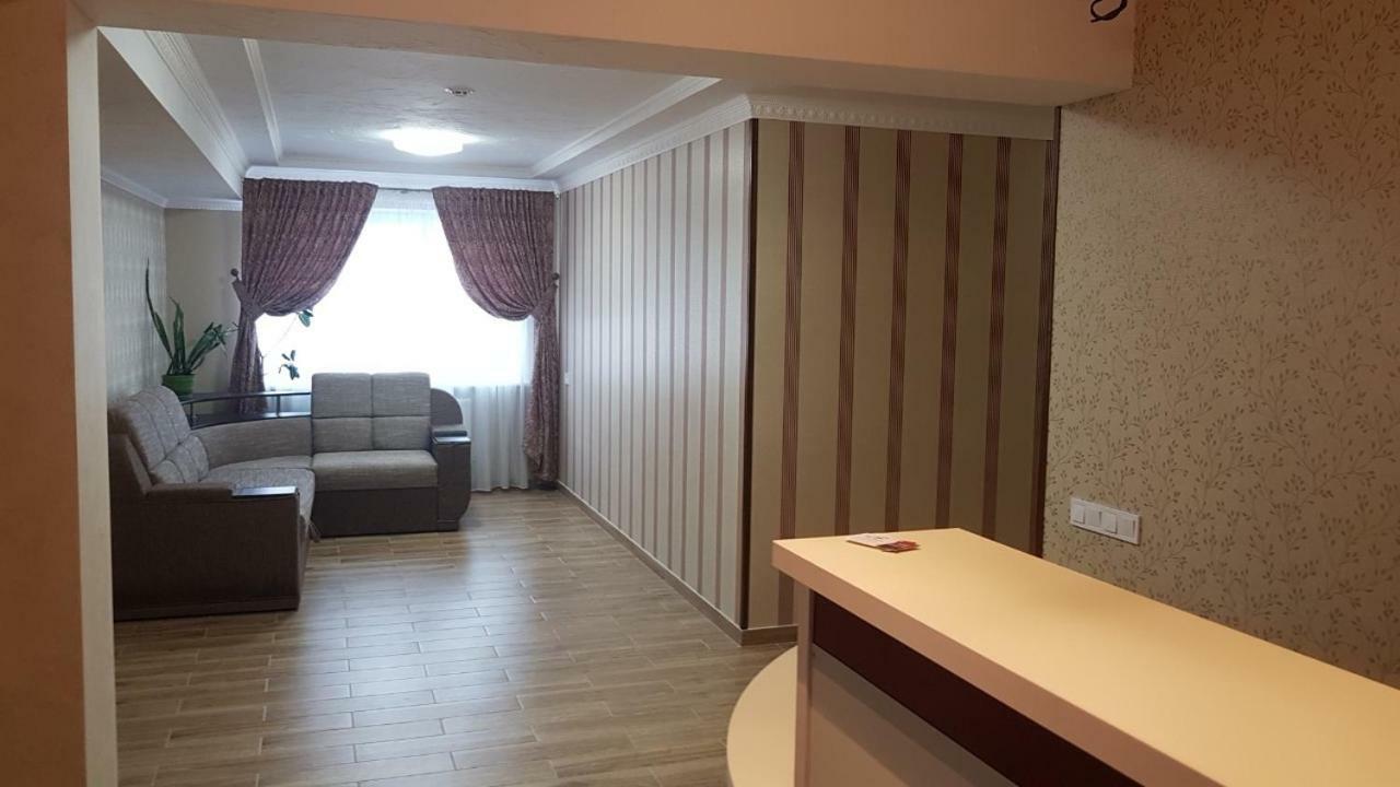 Готель Біля Фонтану Vinnytsia Bagian luar foto